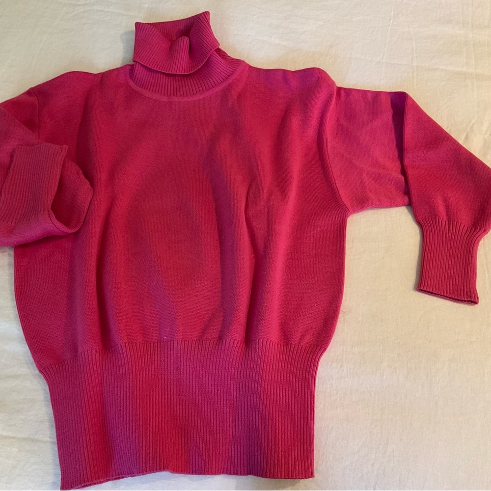 “HEAD”, Pink sweater,30%wool, 70%acrylic, size medium, Excellent condition.